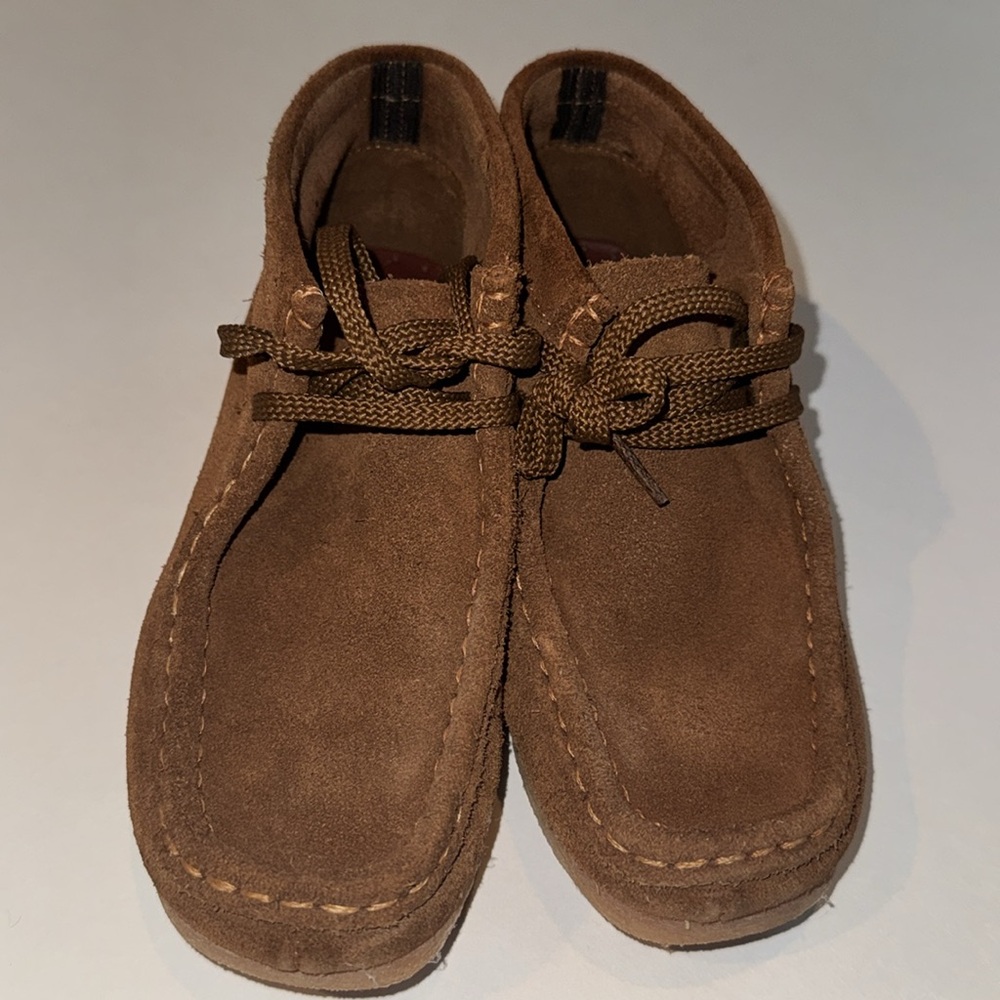 Like new! Boys Clarks Brown Genuine Leather Suede Lace-Up Ankle Chukka Boot sz 2